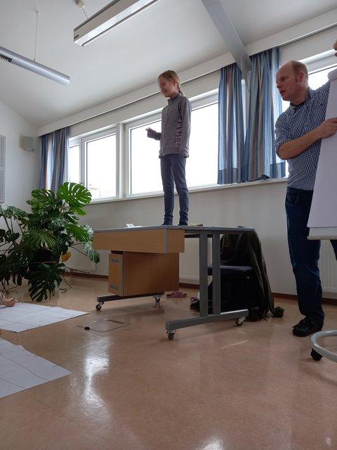Assistenz-Lehrerin erklärt was ein Koordinatensystem ist